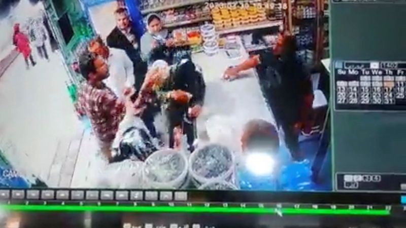 Инцидент в Иране: Мужчина бросает йогурт в женщин